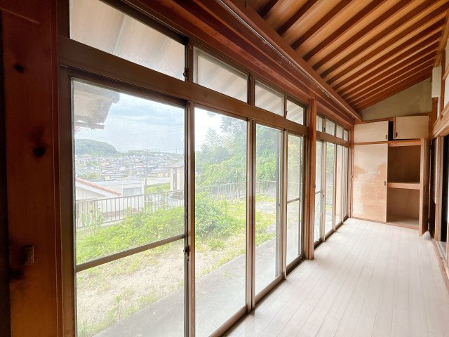 常磐下湯長谷町一丁目 中古住宅 陽当り良好 4DK 不動産プラスの内装|【8/25まで現況販売】広縁です。陽当たりの良さをご確認ください。設備点検とハウスクリーニングを行います。