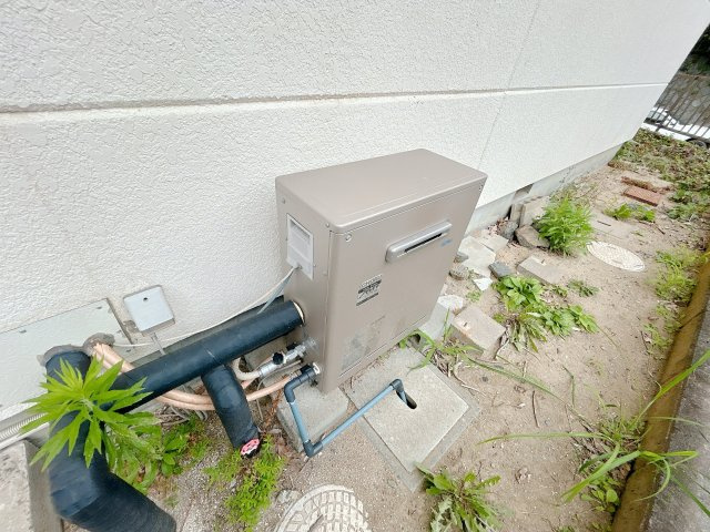 常磐下湯長谷町一丁目 中古住宅 陽当り良好 4DK 不動産プラスの設備|給湯器。都市ガス用の給湯器が付いています。