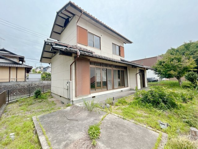 常磐下湯長谷町一丁目 中古住宅 陽当り良好 4DK 不動産プラスの庭|お美和です。除草を行います。お庭がありますので夏の時期は家族みんなでBBQなんて良さそうですね。