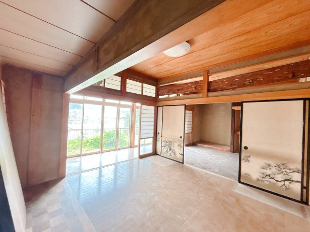 常磐下湯長谷町一丁目 中古住宅 陽当り良好 4DK 不動産プラスの和室|【8/25まで現況販売】1階中央和室。設備点検とハウスクリーニングを行います。二間続きのお部屋となっているためお部屋を広く使うこともできます。
