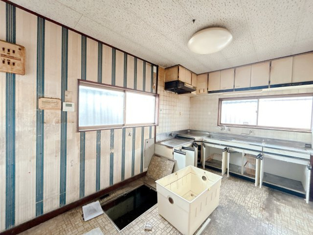 常磐下湯長谷町一丁目 中古住宅 陽当り良好 4DK 不動産プラスのダイニング|【8/25まで現況販売】ダイニング。設備点検とハウスクリーニングを行います。ダイニングとしてお部屋が分かれていますので匂いが他の部屋に流れていく心配は無いですね。