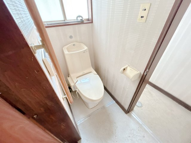 常磐下湯長谷町一丁目 中古住宅 陽当り良好 4DK 不動産プラスのトイレ|【8/25まで現況販売】1階トイレ。設備点検とハウスクリーニングを行います。二か所にトイレがありますので安心してご利用いただけます。