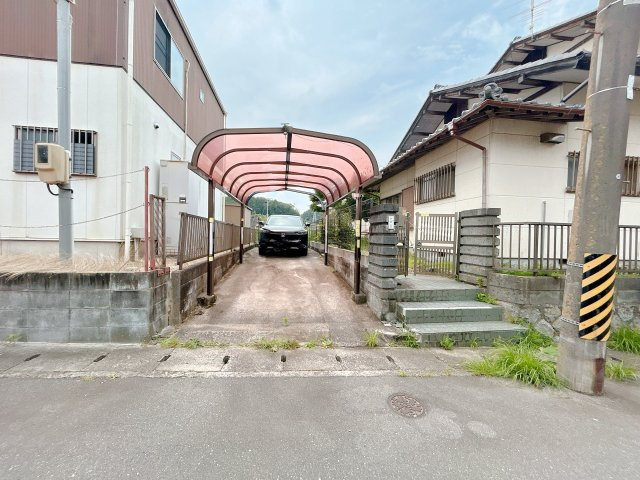 常磐下湯長谷町一丁目 中古住宅 陽当り良好 4DK 不動産プラスの駐車場|駐車場。カーポートが付いていますので雨の日でも安心して出入りできますね。