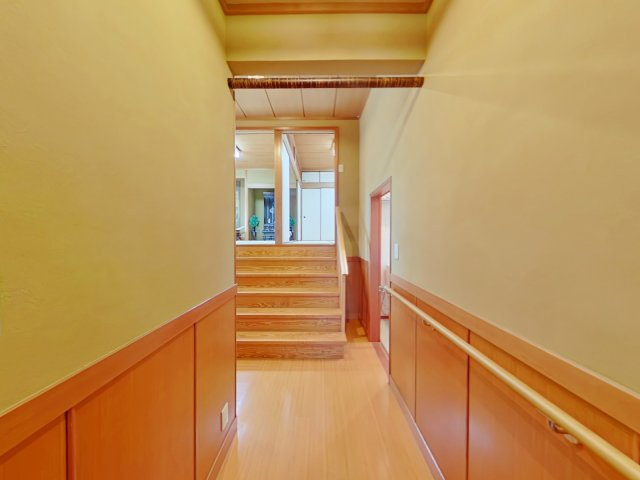 岡山市南区芳泉四丁目　一戸建の内装|木のぬくもりを感じる、明るい廊下です。手すりも付いていて、階段まわりも安心して使いやすい空間です。