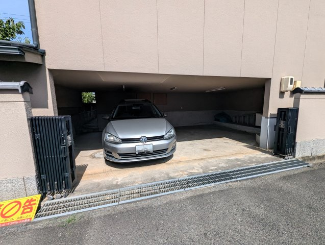 岡山市南区芳泉四丁目　一戸建の駐車場|屋根付きで使いやすい車庫です。雨の日でも乗り降りしやすく、お車を大切に保管できます。
