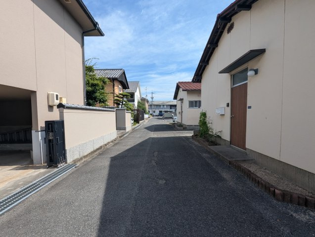 岡山市南区芳泉四丁目　一戸建の前面道路含む現地写真