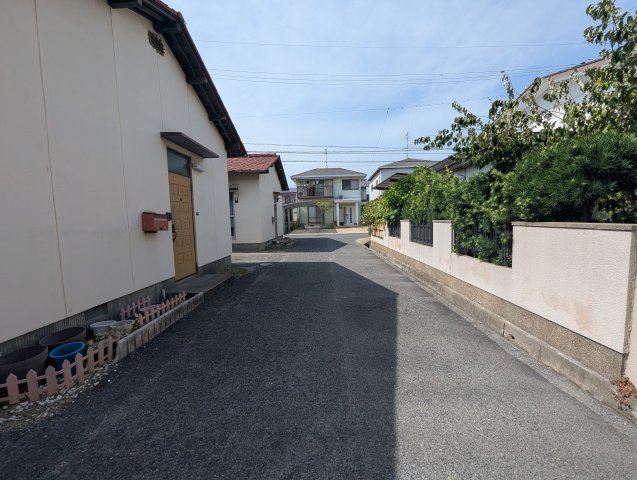 岡山市南区芳泉四丁目　一戸建の前面道路含む現地写真