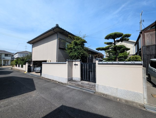 岡山市南区芳泉四丁目　一戸建の外観|きれいに整えられた外観と緑が、やさしい雰囲気を感じさせるお住まいです。