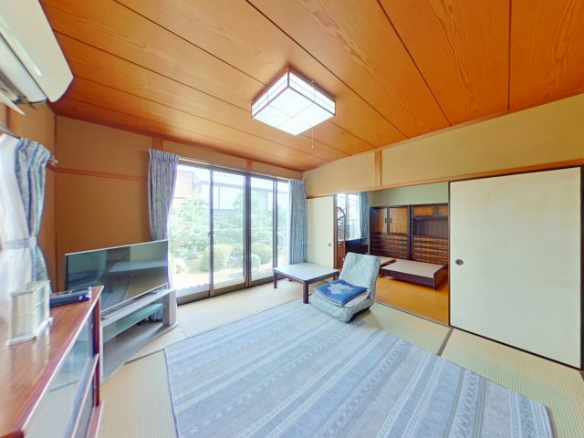 岡山市南区芳泉四丁目　一戸建の和室|日差しが入り、お庭の景色も楽しめる、心地よい和室です。畳のぬくもりが感じられる、ほっと落ち着けるリビング空間です。