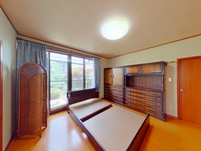 岡山市南区芳泉四丁目　一戸建の洋室|窓からお庭の緑を感じられる、明るく落ち着いた洋室です。押し入れ収納もあり、お部屋をすっきり使いやすいのがうれしいポイントです。