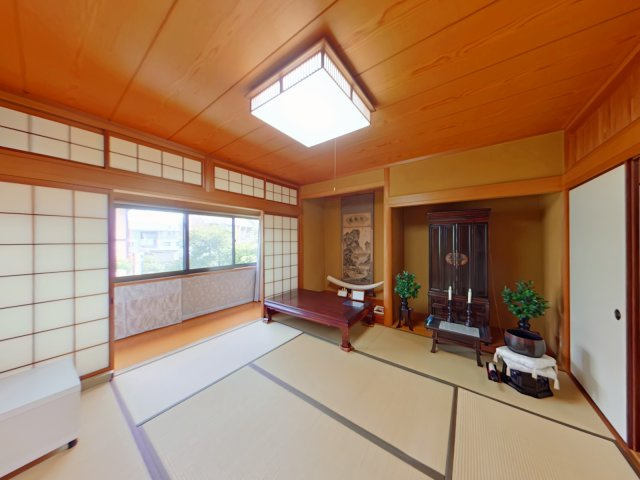 岡山市南区芳泉四丁目　一戸建の和室|広縁からやわらかな光が入り、ゆったりとした時間を過ごせる和室です。床の間や仏間も備わっており、昔ながらの趣を感じられる落ち着いた空間です。
