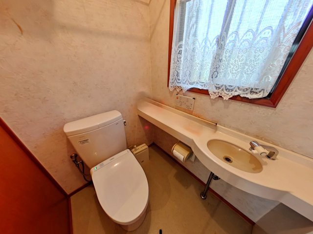 岡山市南区芳泉四丁目　一戸建のトイレ|窓があり、明るく風通しのよいトイレです。手洗いも備わっていて、使いやすさが感じられます。