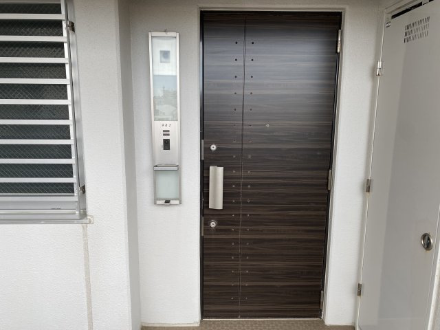 プレサンスロジェ松尾レーヴタワーの玄関