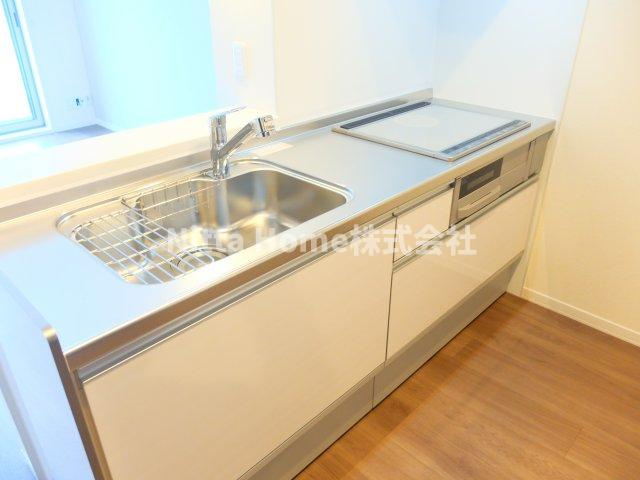 丹波市氷上町本郷のアパートのキッチン|３口コンロのＩＨキッチンがついたカウンターキッチンです〇