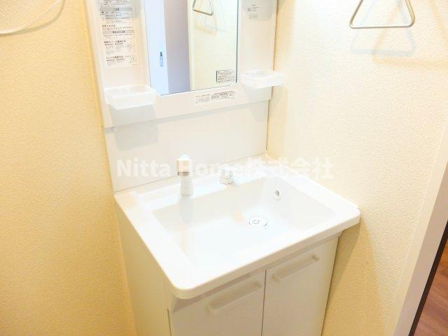丹波市氷上町本郷のアパートの洗面所|身支度に便利な独立洗髪洗面台がついています＊