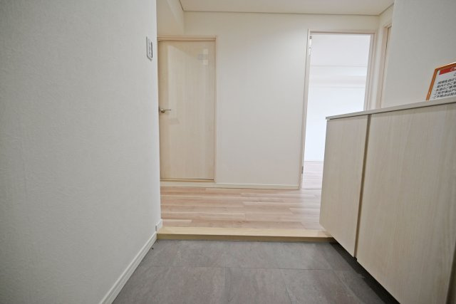サンロイヤル箕面コスモ1号館の玄関|玄関横には収納スペース有り。毎日使う場所だからキレイに保っておきたいですね。