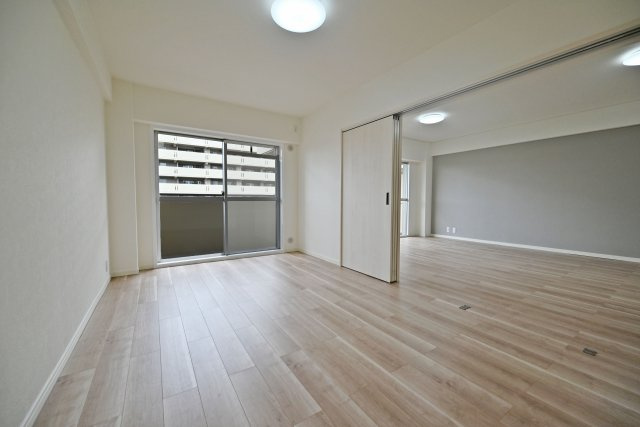 サンロイヤル箕面コスモ1号館の寝室|洋室約7.5帖
主寝室想定のお部屋。リビングとの間の扉を全開したら一体利用することができます。