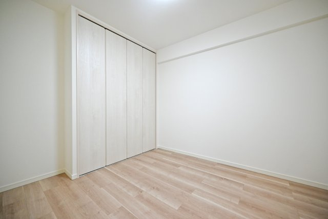 サンロイヤル箕面コスモ1号館の子供部屋|納戸約4.5帖
大型のクローゼット完備。子供部屋にもちょうどいいサイズです。