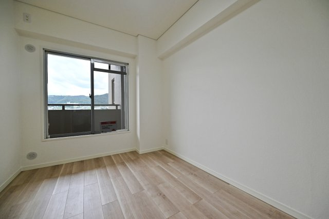 サンロイヤル箕面コスモ1号館の洋室|洋室約4.8帖
バルコニーに面した明るいお部屋です。