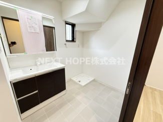 【独立洗面台】 | 尼崎市食満２丁目中古戸建 | 新品の洗面化粧台です♪シャワー水栓で使い勝手も良いです！鏡は三面鏡になっております！洗面台横には室内洗濯機置き場もございます！！