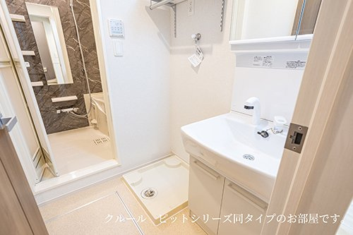 【洗面所】 | 野口町水足アパート | 明るい洗面所です