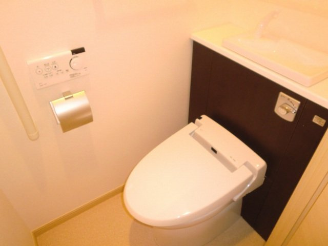 【トイレ】 | ラ・ロゼベールⅡ | コンパクトで使いやすいトイレです
