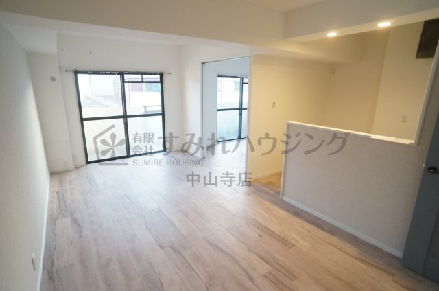 グランドール（安倉中４丁目）の居間・リビング|参考、同建物・反転間取りの号室