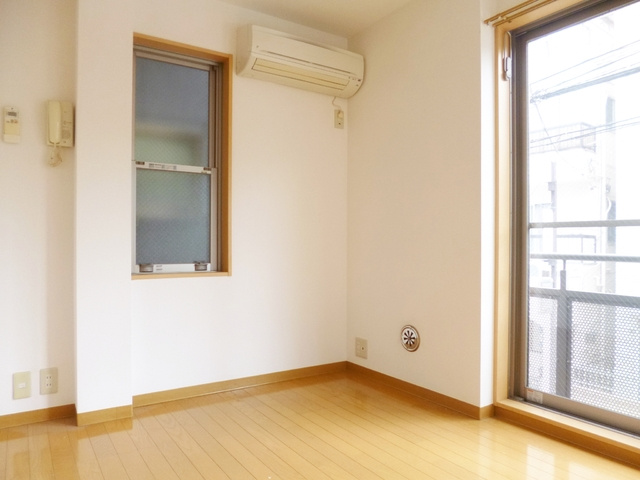 シャンテ東十条の洋室|二面採光のお部屋です♪