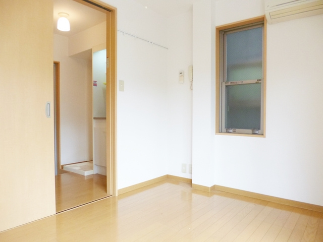 シャンテ東十条の洋室|落ち着いた色合いのフローリングです☆