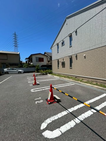 ウィット八平A棟の駐車場