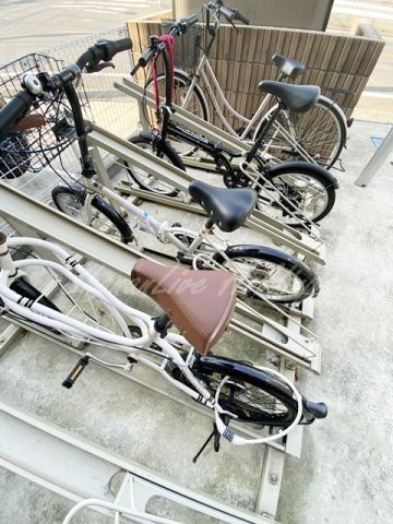藤沢市大鋸２丁目の賃貸マンションのその他共用部分|整備されたラック付き駐輪場♪