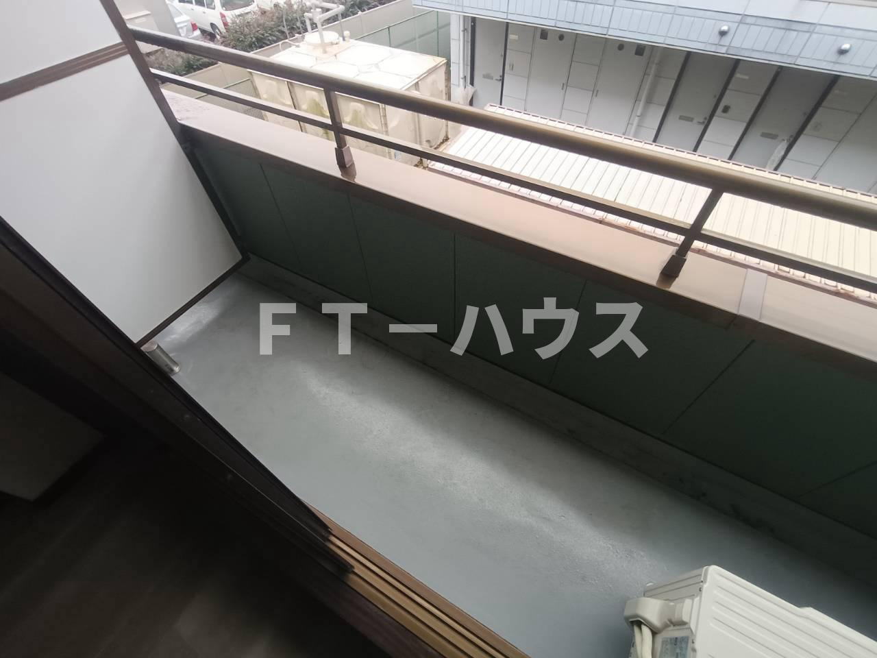 コム・トーコーのバルコニー