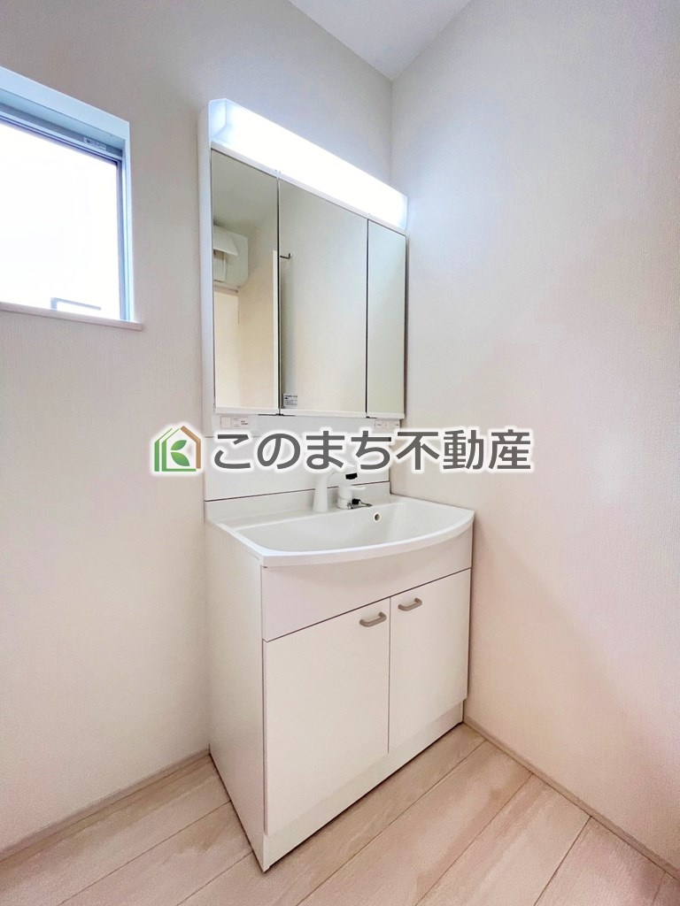 リナージュ大田原市新富町1期の洗面所|同社施工物件の写真です。※建具やフローリング、その他仕様が違う場合がございます。シャンプードレッサーで朝の身支度♪伸びるホースでお掃除も簡単清潔です！