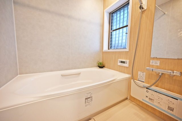 箕面市箕面7丁目中古戸建て｜4LDK＋駐車2台可の浴室|足を伸ばしてゆっくりと寛げるサイズの浴室。一日の疲れを癒した後はぐっすりと眠れそうです。
