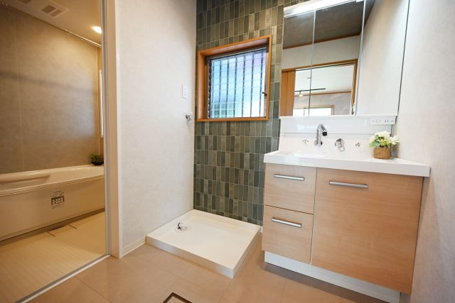 箕面市箕面7丁目中古戸建て｜4LDK＋駐車2台可の独立洗面台|洗面化粧台は三面鏡タイプを採用。鏡裏にはスキンケア化粧品や整髪料などの小物を、洗面ボウル下にはタオルなどを収納できます。