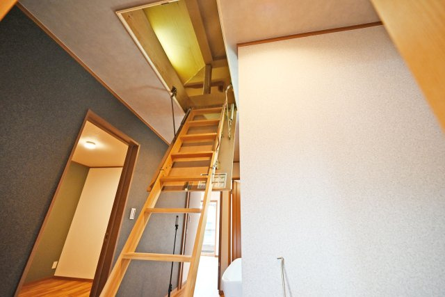 箕面市箕面7丁目中古戸建て｜4LDK＋駐車2台可の収納|屋根裏収納があるので、普段使わないものもまとめて収納できます。