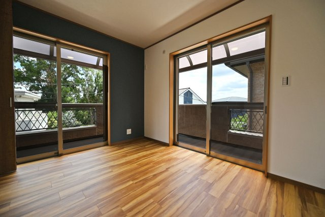 箕面市箕面7丁目中古戸建て｜4LDK＋駐車2台可の寝室|2階洋室6.5帖
南東角に位置しているので、陽当たり良好なお部屋です。