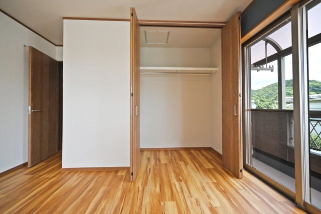 箕面市箕面7丁目中古戸建て｜4LDK＋駐車2台可の収納|2階洋室6.5帖
大きいサイズのクローゼット完備です。