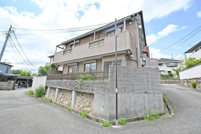 箕面市箕面7丁目中古戸建て｜4LDK＋駐車2台可