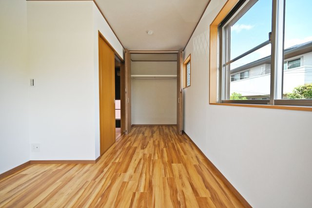 箕面市箕面7丁目中古戸建て｜4LDK＋駐車2台可の収納|2階洋室6.5帖
大きいサイズのクローゼット完備です。