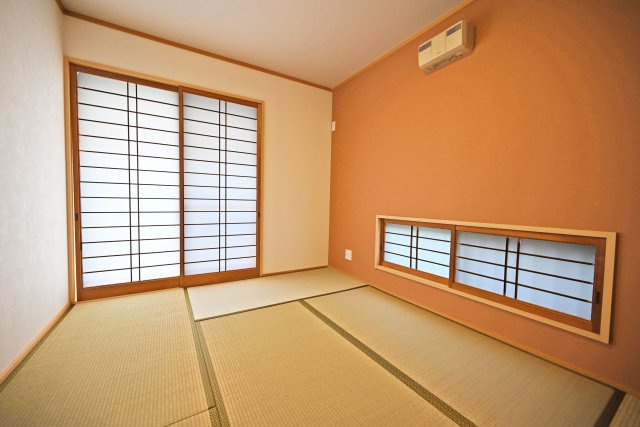 箕面市箕面7丁目中古戸建て｜4LDK＋駐車2台可の和室|2階和室6帖
やっぱりタタミの香りは落ち着きますね。家事の合間にお昼寝もできちゃいます。