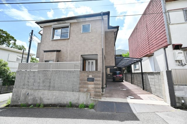 箕面市箕面7丁目中古戸建て｜4LDK＋駐車2台可の外観|カーポート付駐車2台可の車庫スペースです。