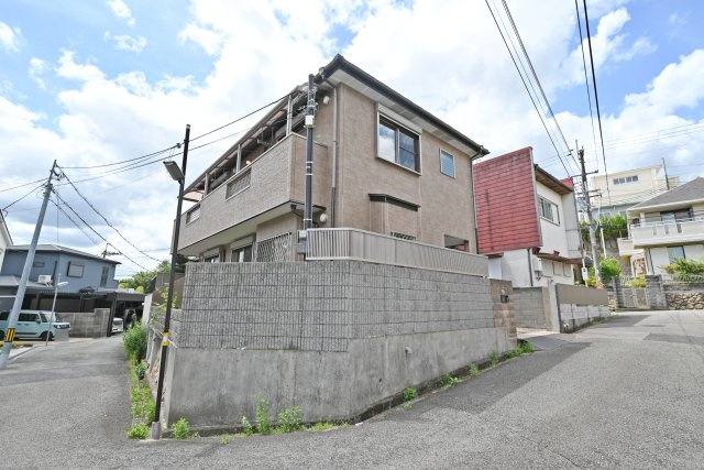 箕面市箕面7丁目中古戸建て｜4LDK＋駐車2台可の前面道路含む現地写真|北東角地の開放的な立地です。