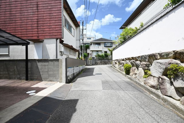 箕面市箕面7丁目中古戸建て｜4LDK＋駐車2台可の前面道路含む現地写真|前面道路　幅員約4ｍ