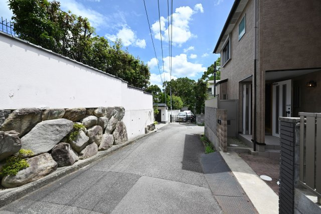 箕面市箕面7丁目中古戸建て｜4LDK＋駐車2台可の前面道路含む現地写真|前面道路　幅員約4ｍ
