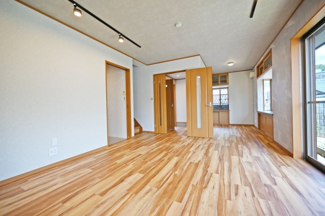 箕面市箕面7丁目中古戸建て｜4LDK＋駐車2台可のダイニング|どこにいても家族の顔がみえるリビングは自然と会話がはずみます。家族の笑い声が聞こえてきそうですね。