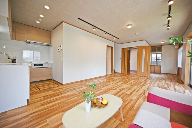 箕面市箕面7丁目中古戸建て｜4LDK＋駐車2台可のダイニング|LDKは家具が設置しやすい形状なので、実際の生活をイメージしやすいのが◎お好きなインテリアをコーディネートしてみるのも楽しいです。