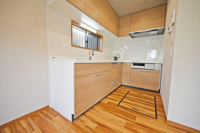 箕面市箕面7丁目中古戸建て｜4LDK＋駐車2台可のキッチン|最小限の動きで効率よく動けるL字型キッチンを設置。独立したスぺ―スにあるのでお料理にも集中できます。