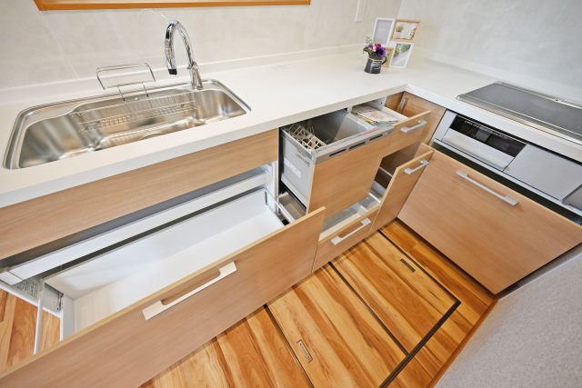 箕面市箕面7丁目中古戸建て｜4LDK＋駐車2台可のキッチン|大きなワークトップはお料理の盛り付けに便利。シンク下の収納スペースには大きなお鍋やフライパン等の調理器具もまとめて収納できます。又、食洗機付なので食後の片づけもスムーズです。