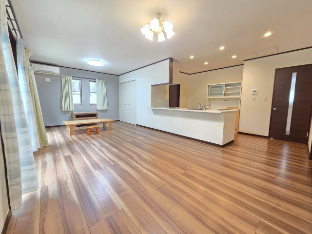 みどりが丘1丁目　中古戸建の居間・リビング|カウンターキッチンなので料理中でも家族との会話が弾みます。開放感のあるゆったりとしたリビングです。